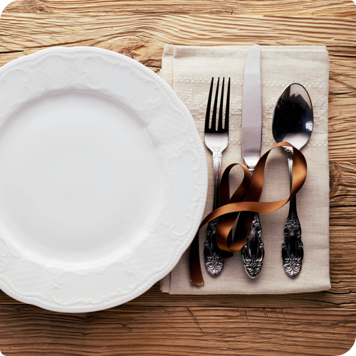 Assiette vide et couverts